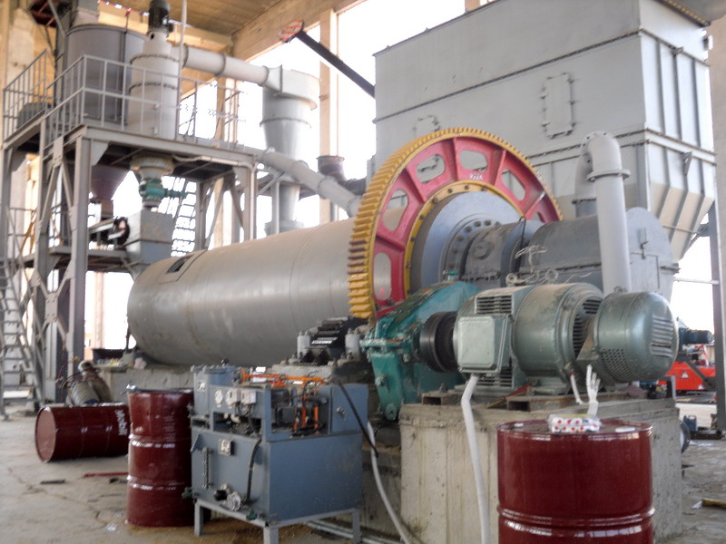 Ball mill trunnion bearing assembly showing lubrication points