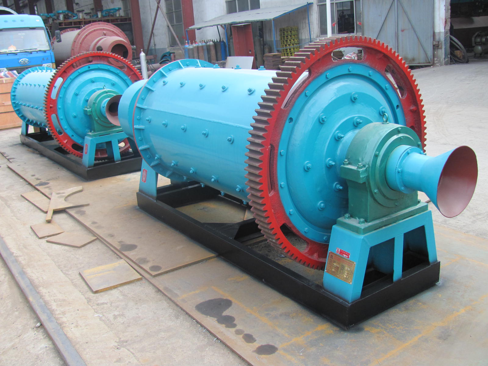 Comparison chart showing energy savings and space savings of LM vertical mill over traditional ball mill
