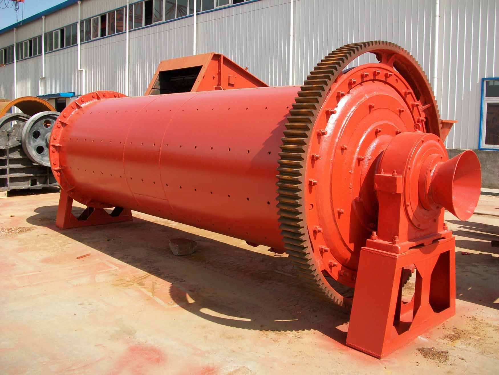 Industrial ball mill with rotating drum and discharge system